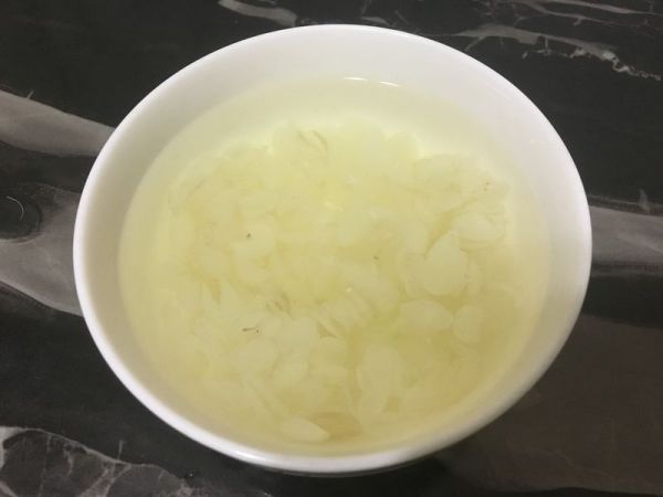 桃胶皂米红枣枸杞羹