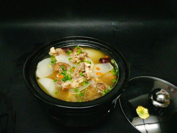 山羊腿肉煲萝卜汤