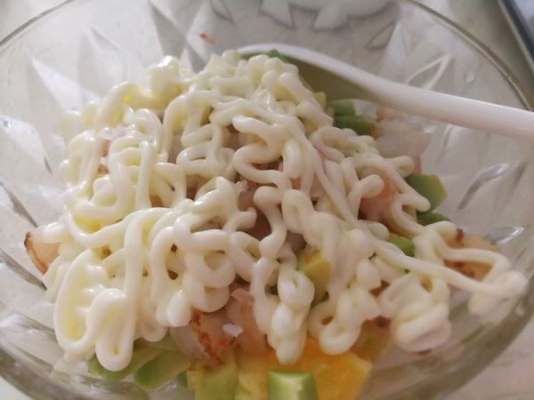 牛油果橙鲜虾薯片沙拉