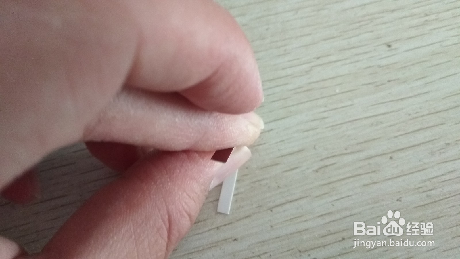 如何用两个长方形硬卡纸做两面放中性笔的支架