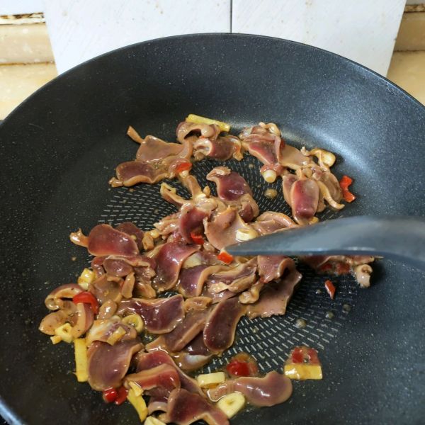 泡椒藕带炒鸡胗