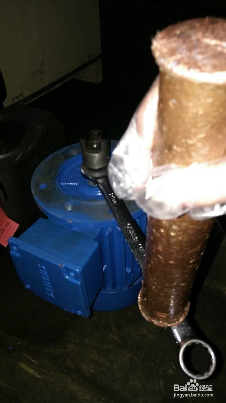 怎样利用工具拆卸电机转轴上的联轴器卡爪