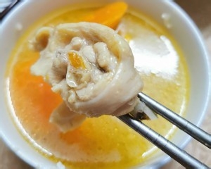 食补养生玉米胡萝卜鸡汤的做法