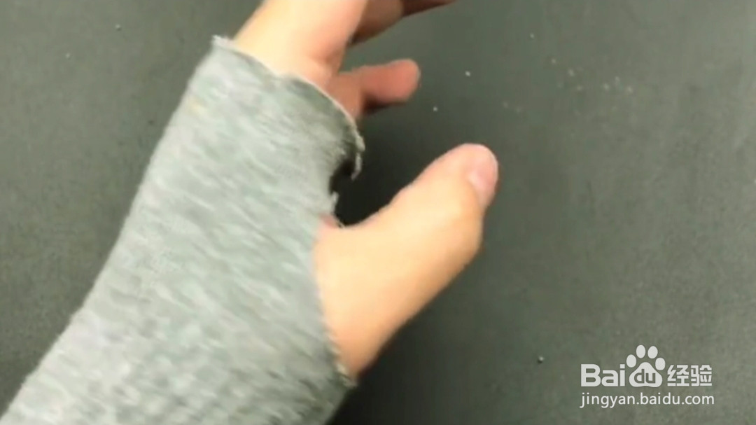 怎样用废弃的袜子制成手套