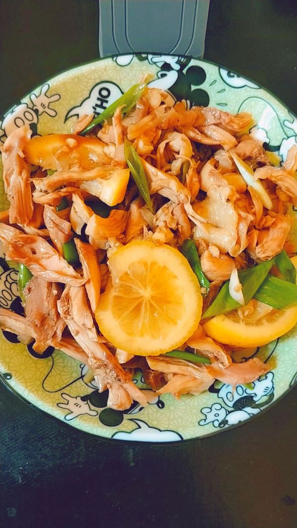 手撕柠檬鸡腿肉