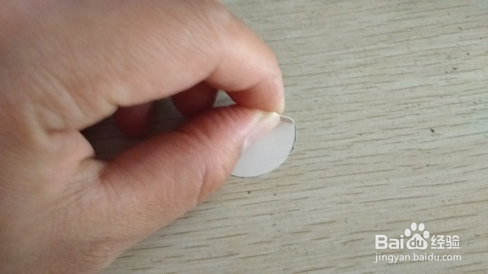 如何用半圆形硬卡纸做放两个中性笔的简易支架