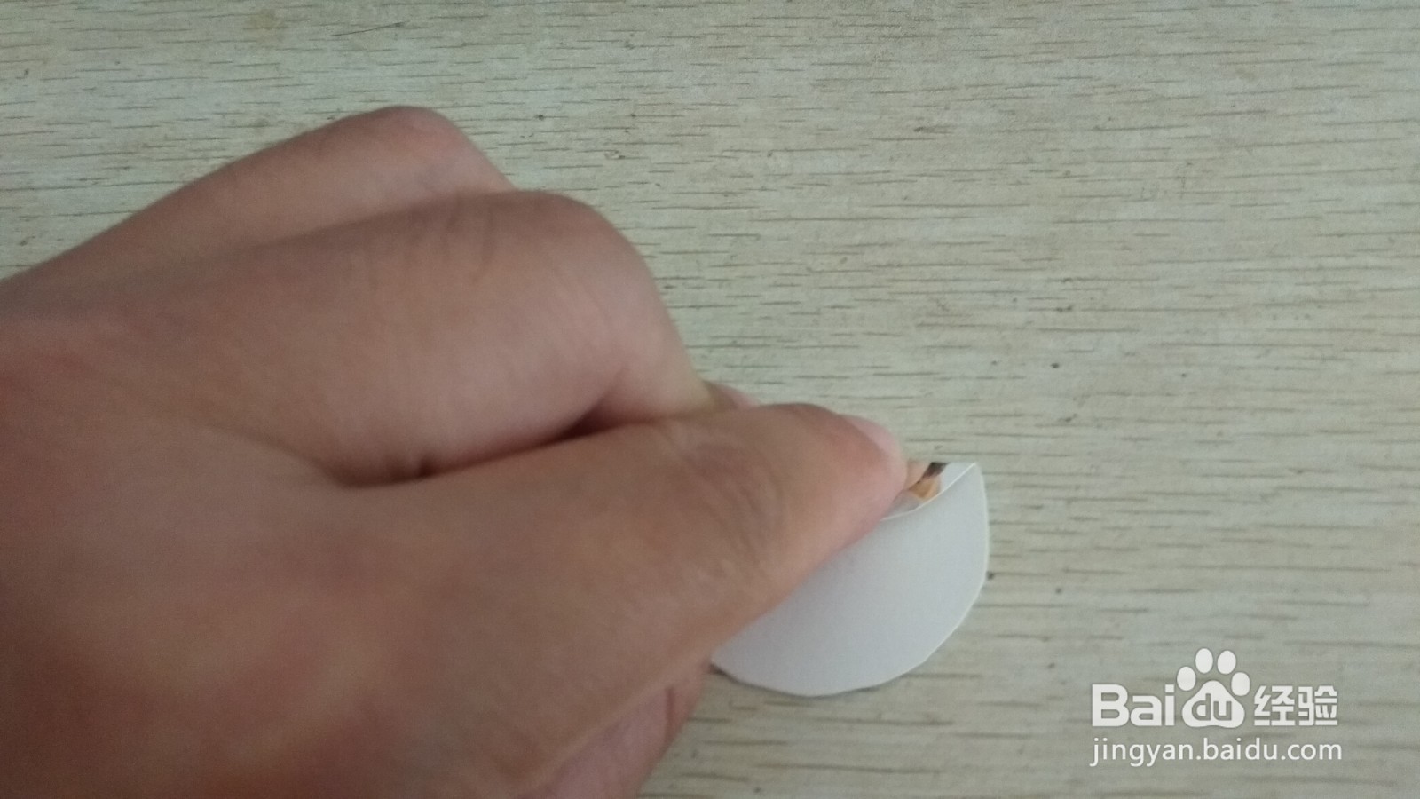 如何用圆形硬卡纸做放两个中性笔的简易的支架