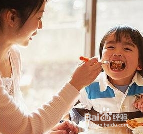 如何让宝宝爱上自己吃饭呢?