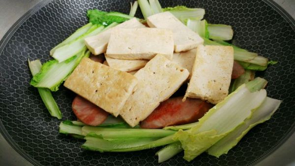 红肠豆腐小白菜