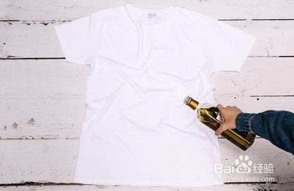 纯棉白体恤上的油渍怎么洗掉