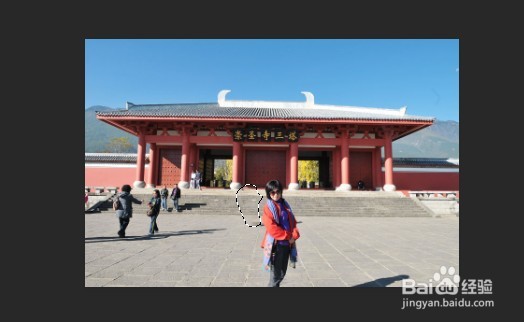 ps怎么擦除不要的部分但不影响背景