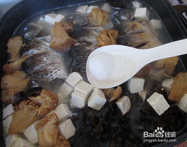 猴头菇豆腐炖鲫鱼