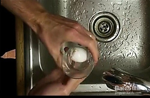 如何快速的完整的剥鸡蛋壳