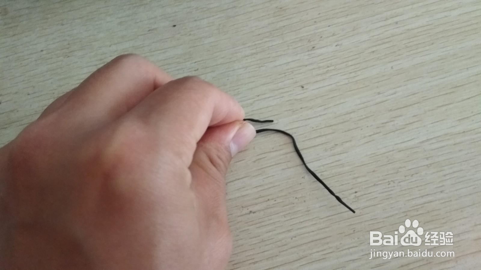 如何用数据线绑绳和别针做简易的中性笔支架