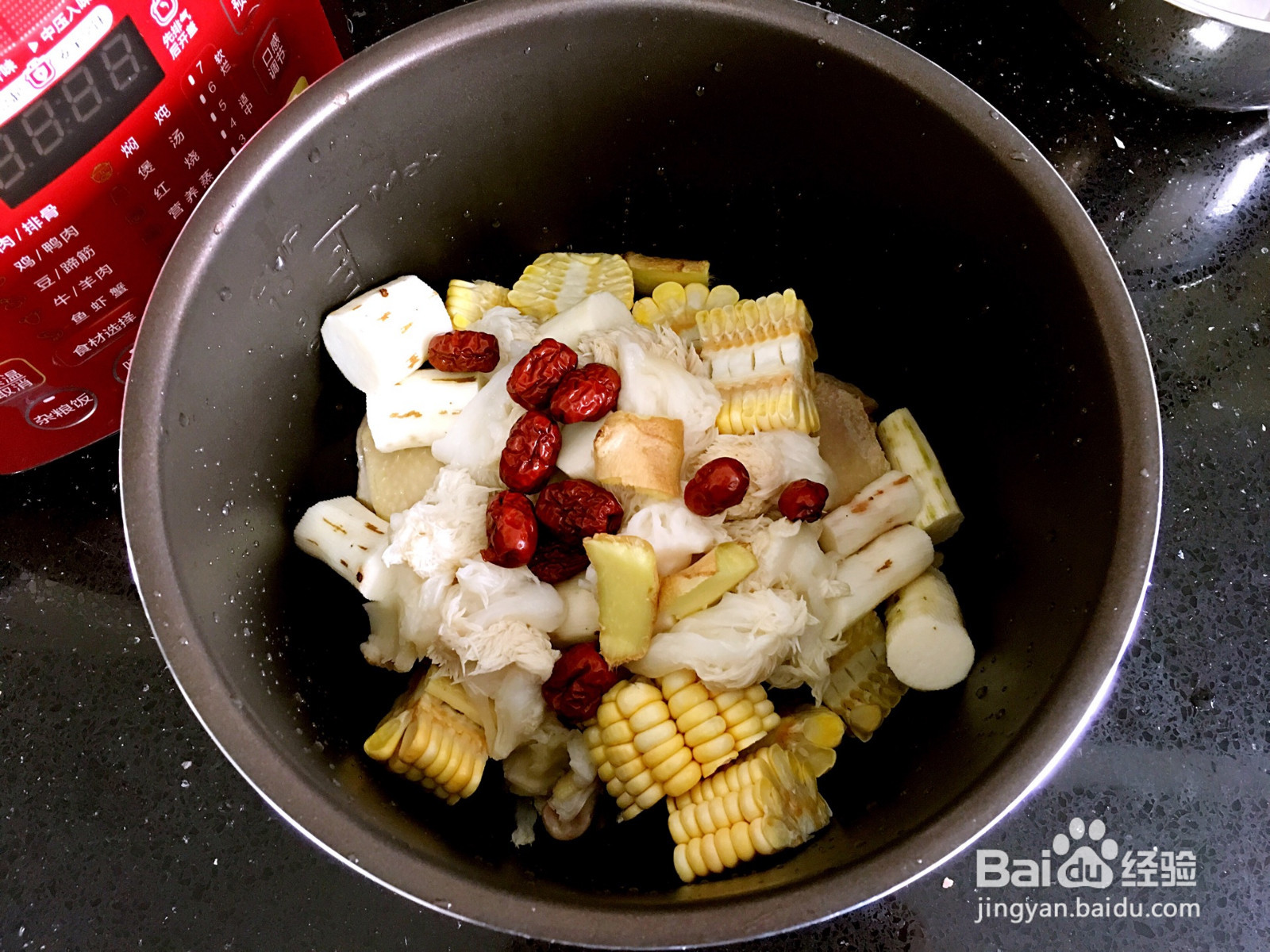 猴头菇玉米鸭腿煲的做法