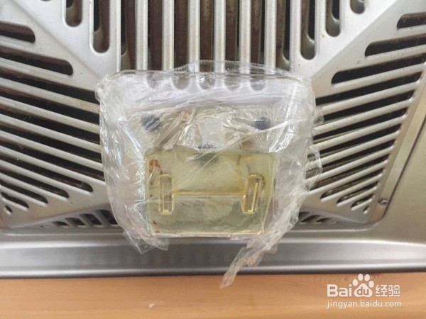 厨房里的顽固油垢,如何轻松清理?