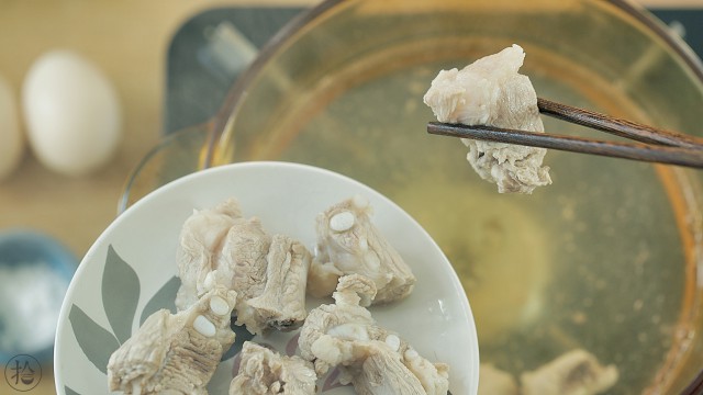 教你做好吃的玉米胡萝卜排骨汤,美味极了