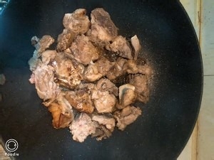 食补佳品茭白焖排骨的做法