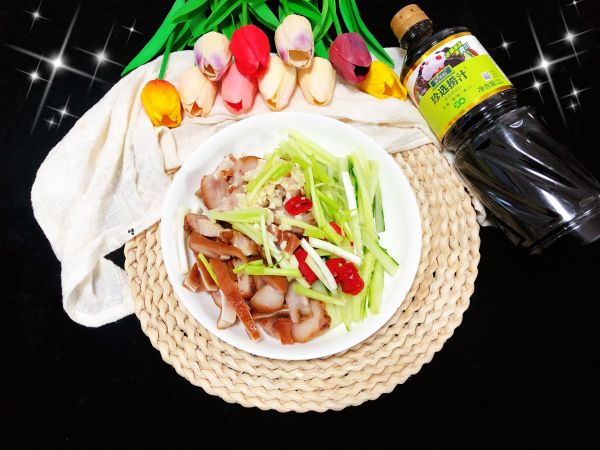 捞汁猪耳凉拌菜