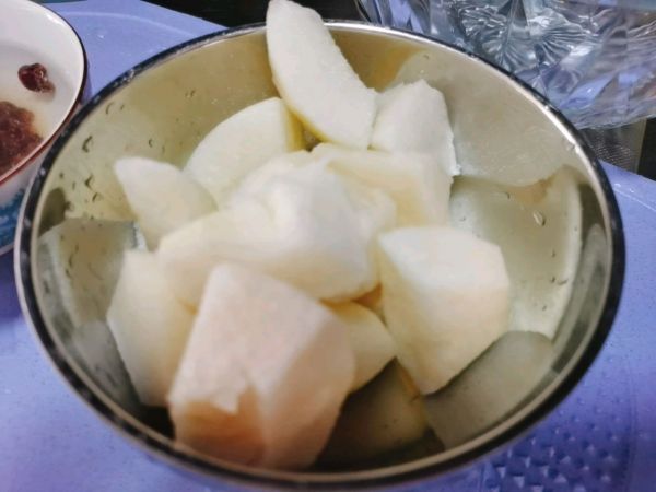 桃胶雪梨银耳羹