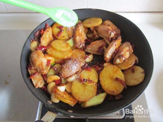 麻辣鸡翅香锅的家常做法