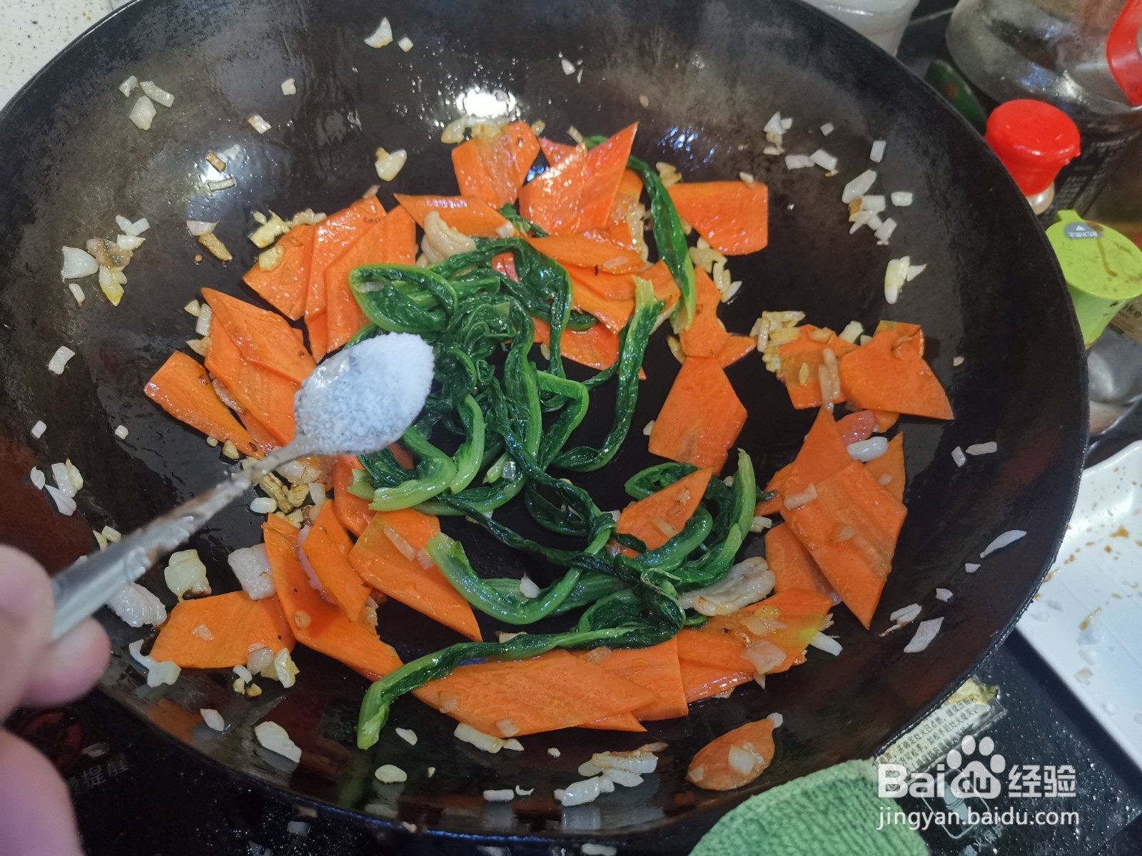 油麦菜叶炒胡萝卜的做法