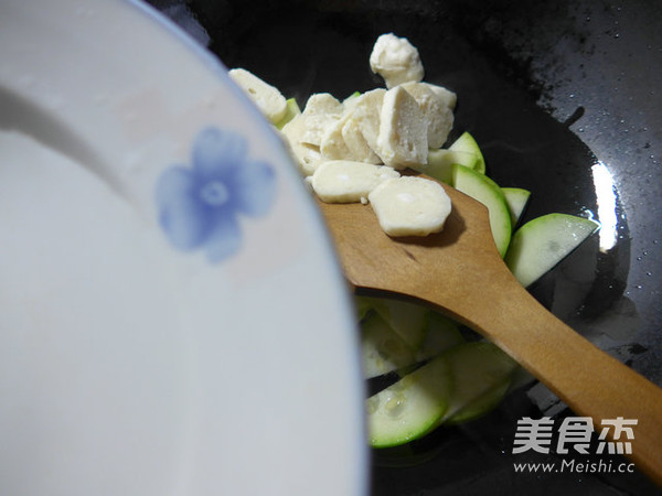 牛肉酱墨鱼丸炒西葫芦