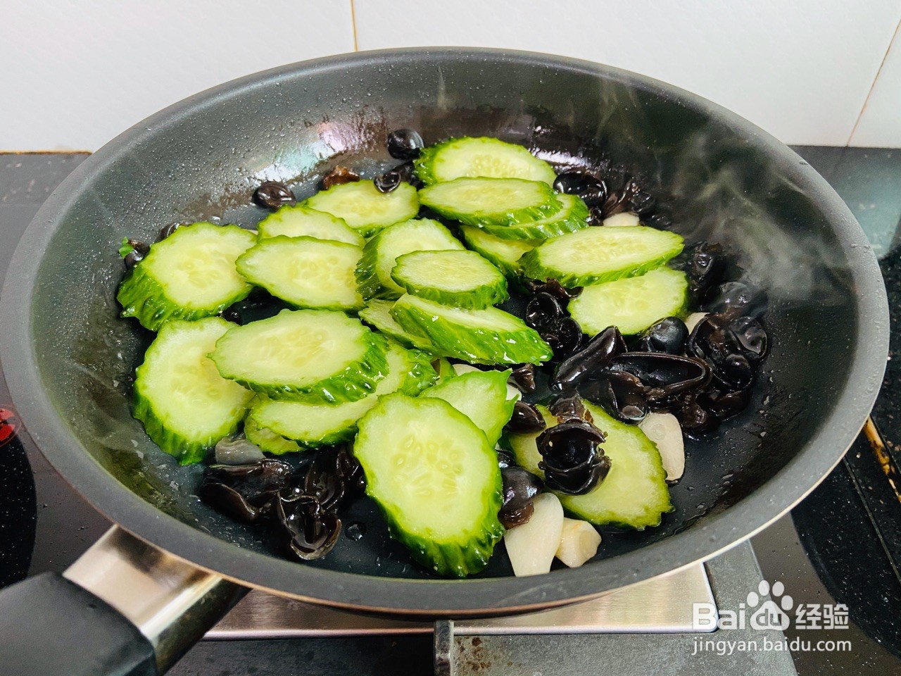 黄瓜木耳炒鸡蛋的家常做法
