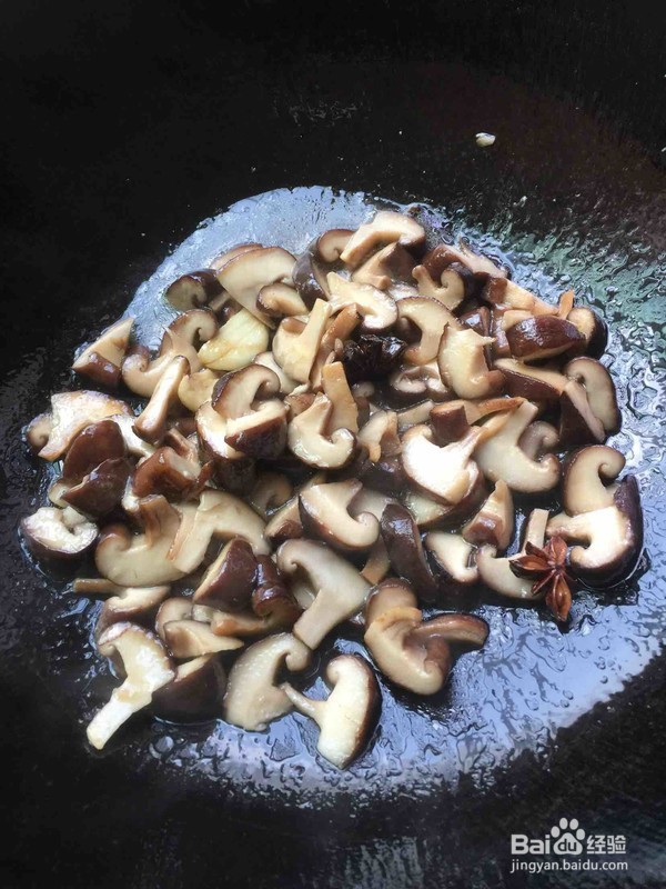 香菇焖鸡的做法