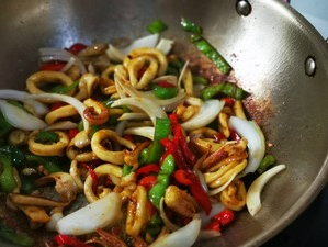 辣炒鱿鱼圈的简单做法