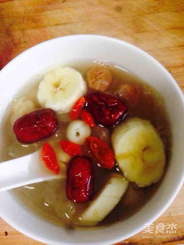 香蕉莲子桂圆红枣枸杞银耳汤