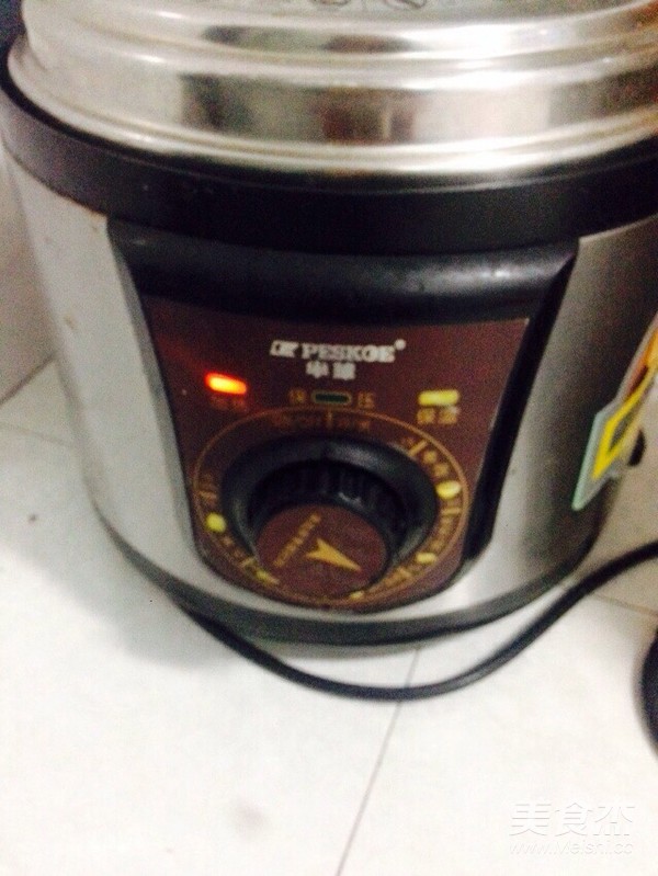 香蕉火龙果红枣莲子百合银耳汤