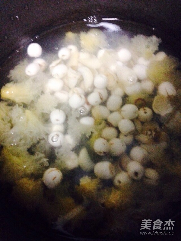 火龙果莲子百合红枣银耳汤