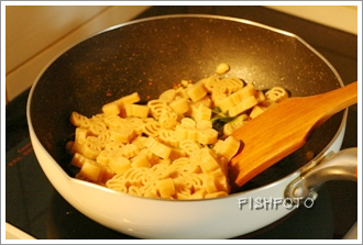 松子菠菜苗炒意粉