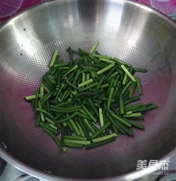 蒜苗炒猪血丸子