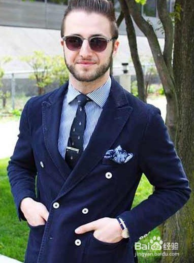 西服上衣口袋 放手帕方法