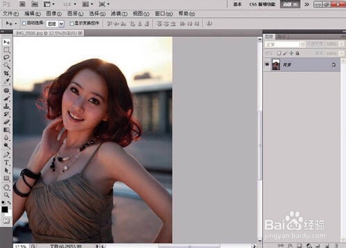 利用ps修复偏暗的人物照