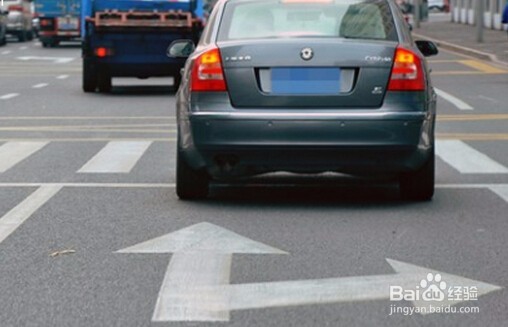 开车遇到加塞的车怎么办？