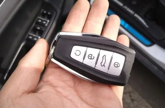 吉利gs汽车钥匙怎么打开,电池没电了