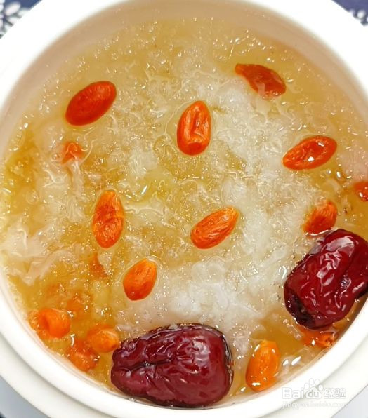 红枣雪燕桃胶银耳羹的做法