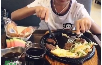 哪只手拿叉子吃牛排