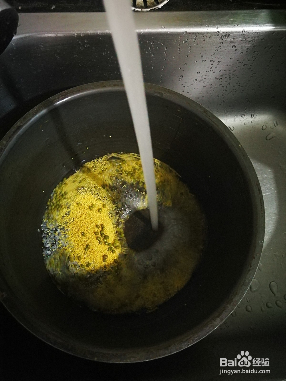 简单易操作的早餐粥——二米绿豆粥