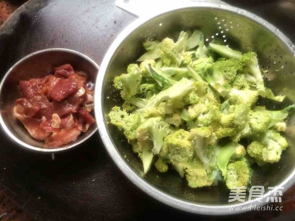 西兰花炒肉的做法