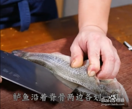 如何制作清蒸鲈鱼？