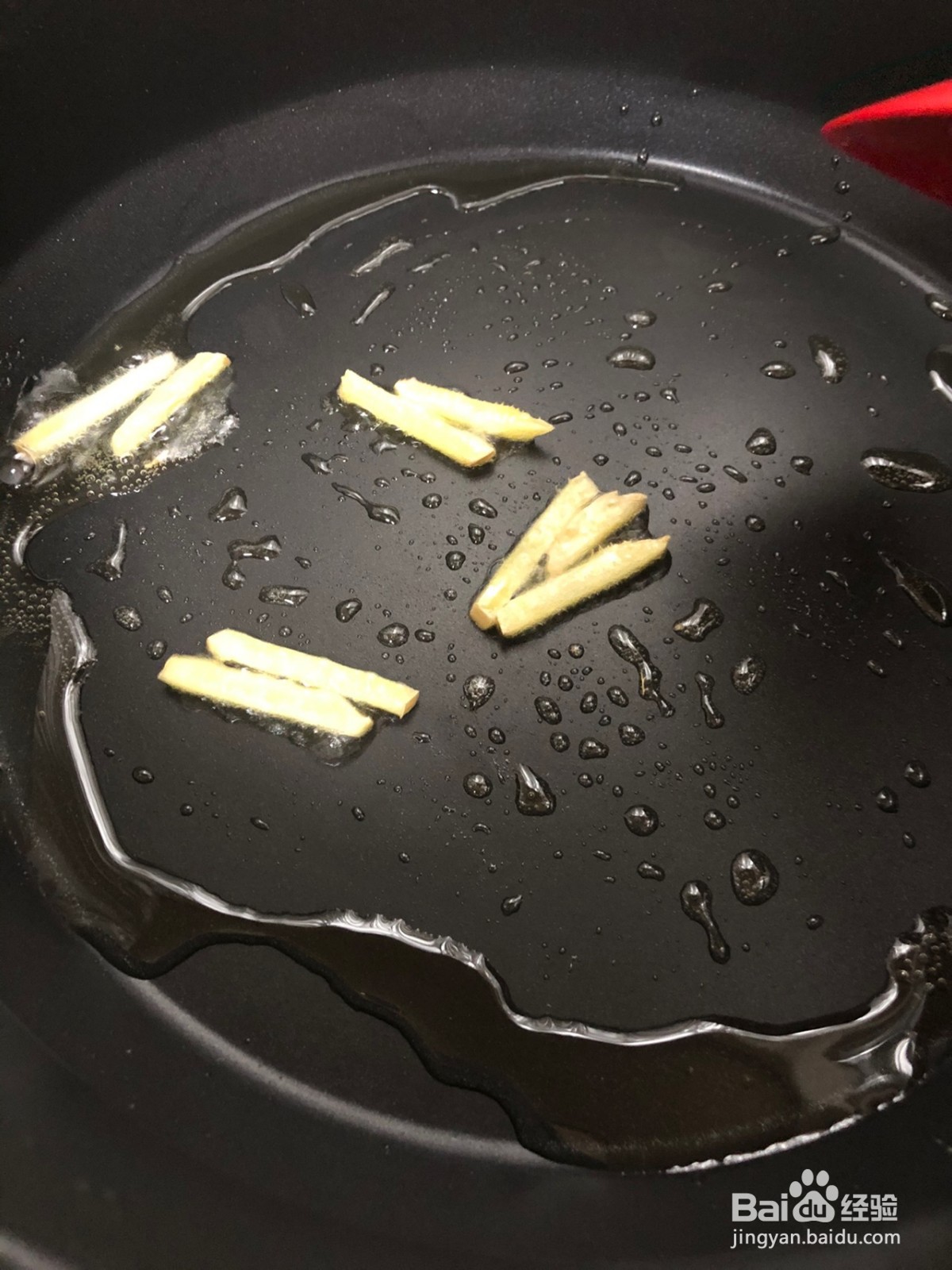 芹菜炒鱼饼的做法