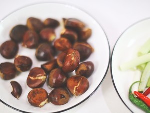 板栗焖鸡的做法