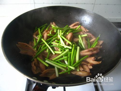 冬天里的干锅美食－－蒜苗鸭掌干锅