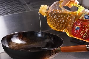 五花肉花菜干锅怎么做