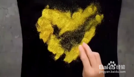 如何巧用热熔胶棒制作爱心T恤
