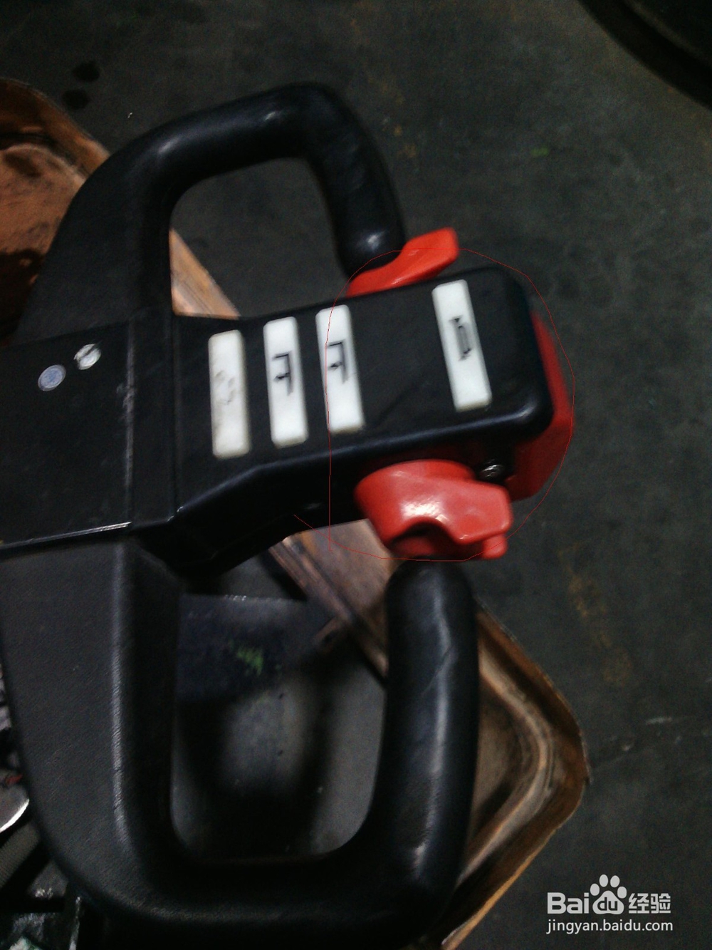 工厂用2T拖头车不能前后移动怎么办